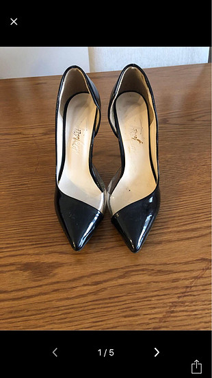 Yarısı şeffaf stiletto. 