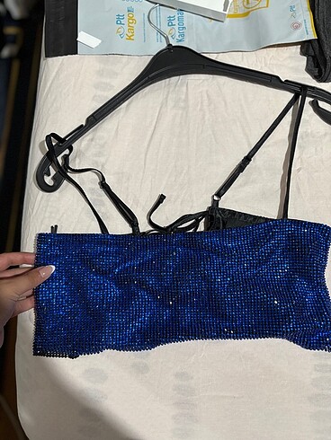 Mavi askılı crop top