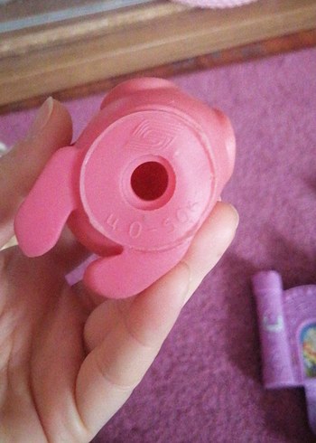 Mavi tulumlu oyuncak bebek ve pembe dinozor - Görsel 2