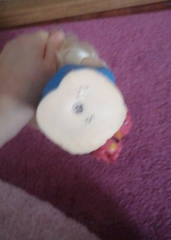 Mavi tulumlu oyuncak bebek ve pembe dinozor - Görsel 3