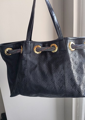 Louis Vuitton kol çantası