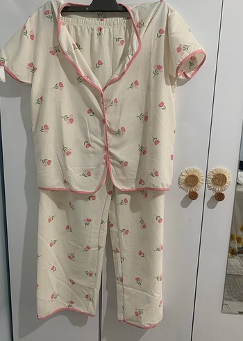 Kırık beyaz Çiçek Desenli Kadın Pijama Takımı