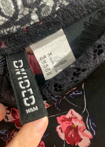 36 Beden H&M Dantel Detaylı Siyah Çiçekli V Yaka Atlet