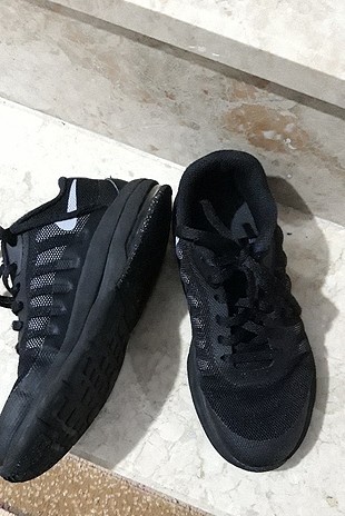 33 Beden siyah Renk orjinal Nike 33,5 numara çocuk