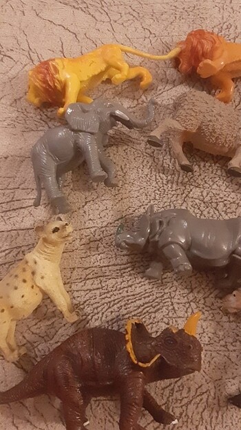  9 adet hayvan figürü 