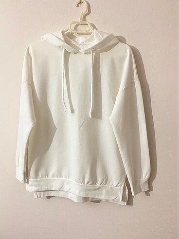 Kapüşonlu beyaz sweatshirt