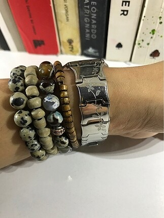 Swatch Swatch, gri renkli taşlı kol saati