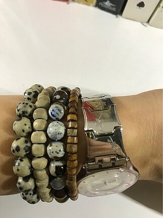 Beden Swatch, gri renkli taşlı kol saati