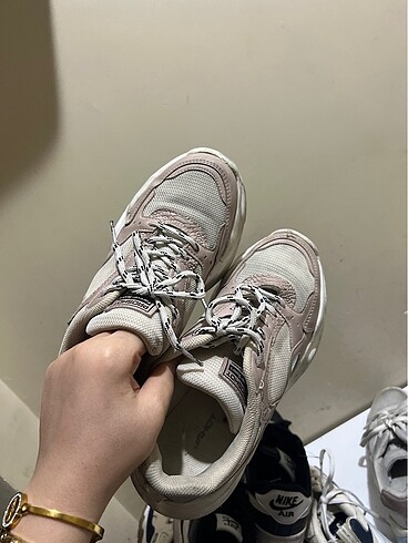 Pembe spor ayakkabı