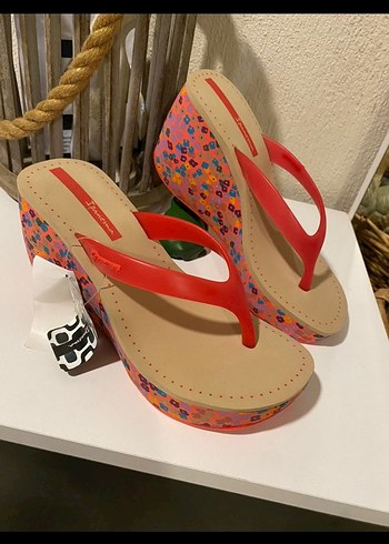 38 Beden pembe Renk ipanema Pembe Baskılı Tokalı Kadın Terlik