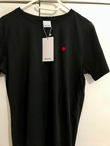Siyah kalp detay tişört