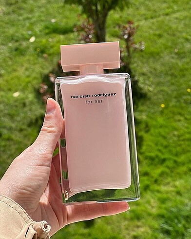 Pembe kapaklı parfüm
