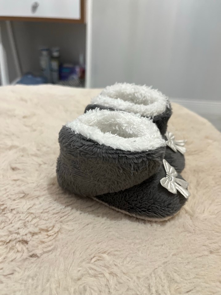 Yenidogan bebek  Gri Kürklü Nakışlı Ev Terliği - Görsel 2