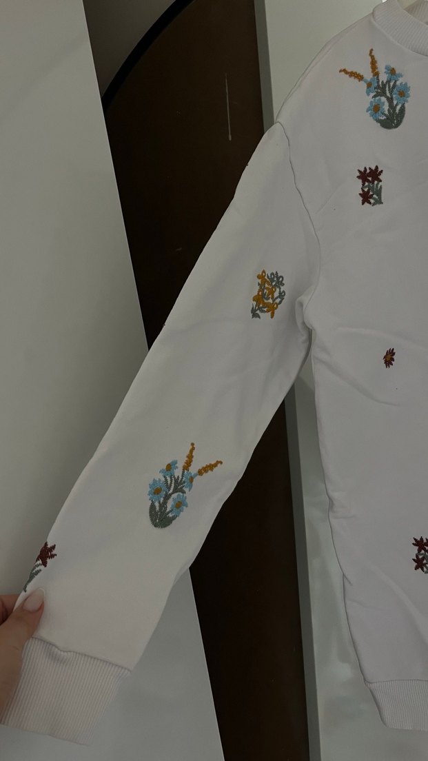 Nakış İşlemeli Beyaz Kadın kazak - Görsel 2