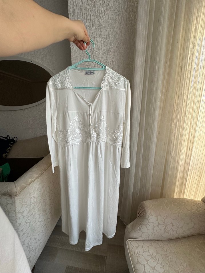 Nakış Detaylı Beyaz Hamile Gecelik - Görsel 2