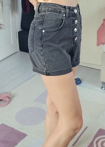 Düğmeli Gri Batik Desenli Kadın Kot Şort - Görsel 3