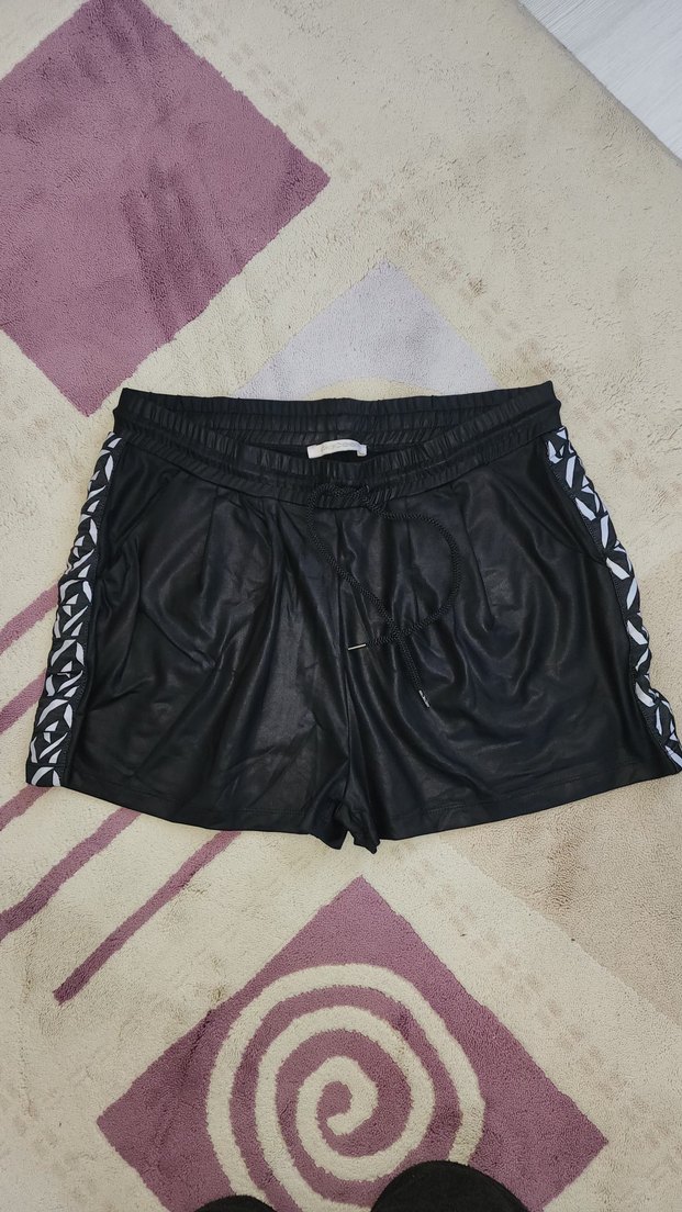 Siyah Deri dokulu Mini Şort - Görsel 2