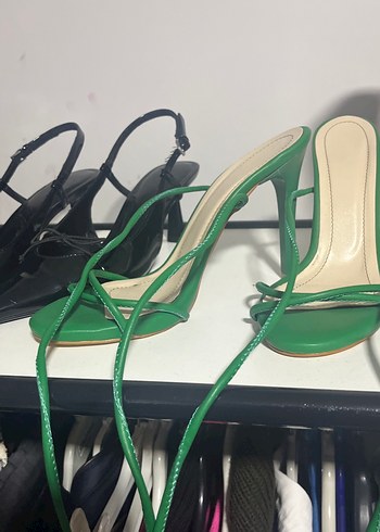 Yeşil Yılan Baskılı HİÇ GİYİLMEDİ 
İnce Topuklu Sandalet - Görsel 3