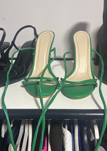 Yeşil Yılan Baskılı HİÇ GİYİLMEDİ 
İnce Topuklu Sandalet - Görsel 2