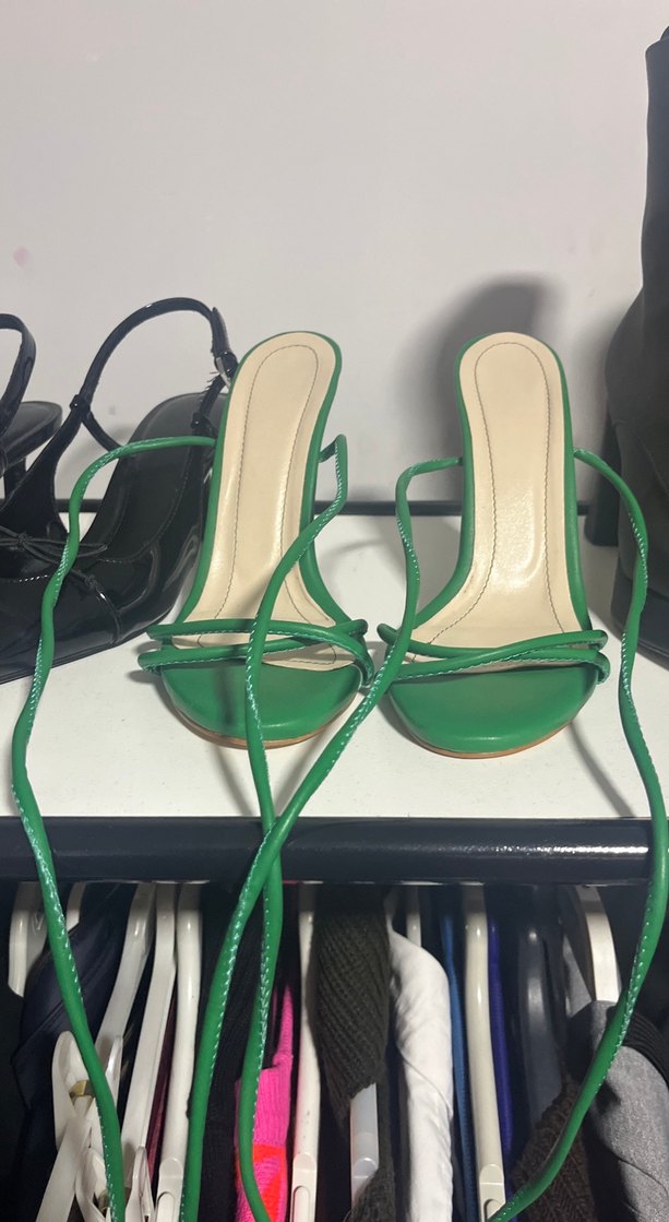 Yeşil Yılan Baskılı HİÇ GİYİLMEDİ 
İnce Topuklu Sandalet - Görsel 2