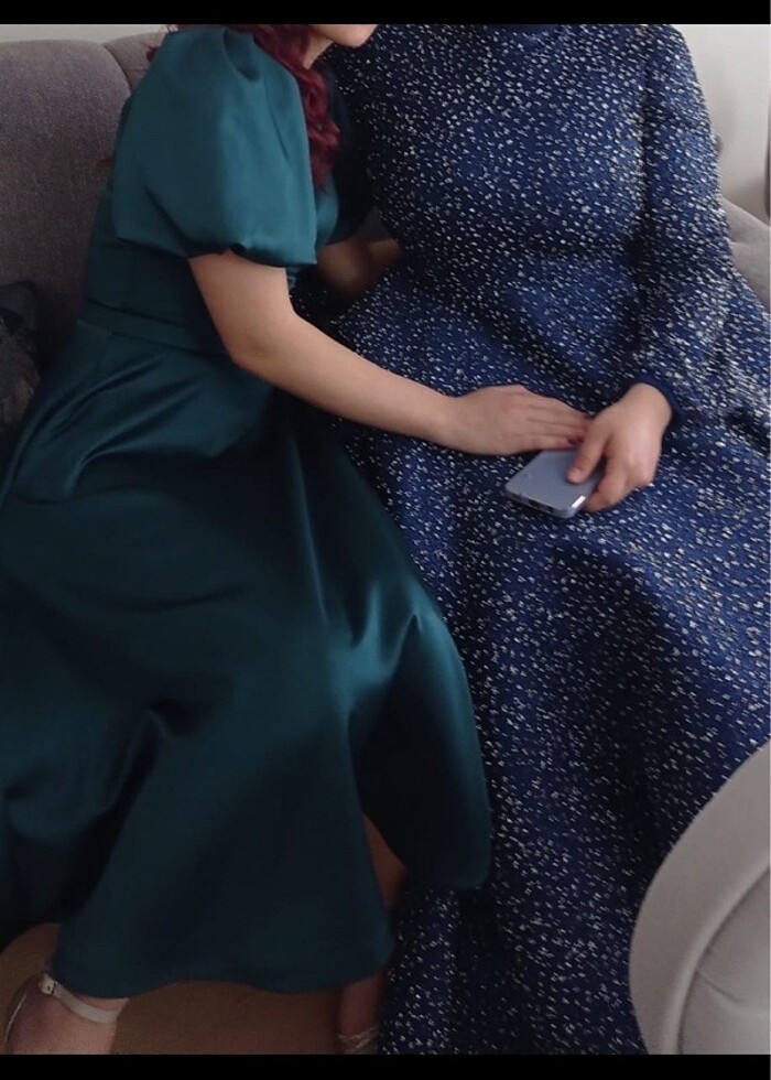 Saten zümrüt yeşili midi boy elbise - Görsel 3