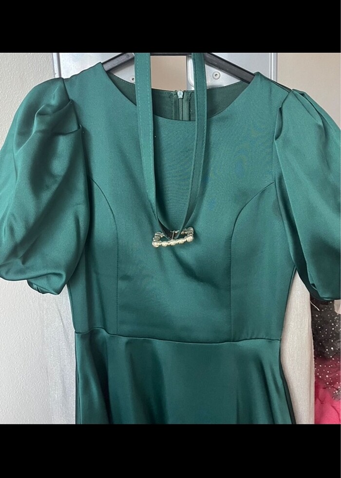 Saten zümrüt yeşili midi boy elbise - Görsel 4