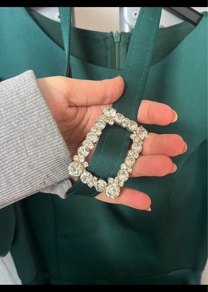 Saten zümrüt yeşili midi boy elbise - Görsel 5