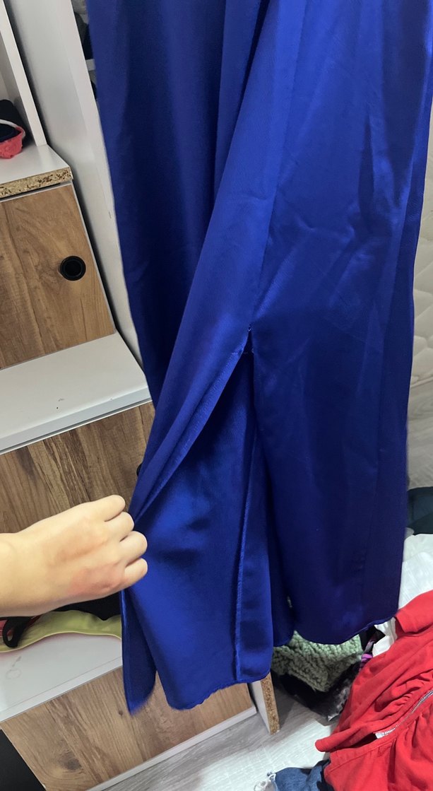 Saten Dokulu Mavi V Yaka Midi Elbise - Görsel 3