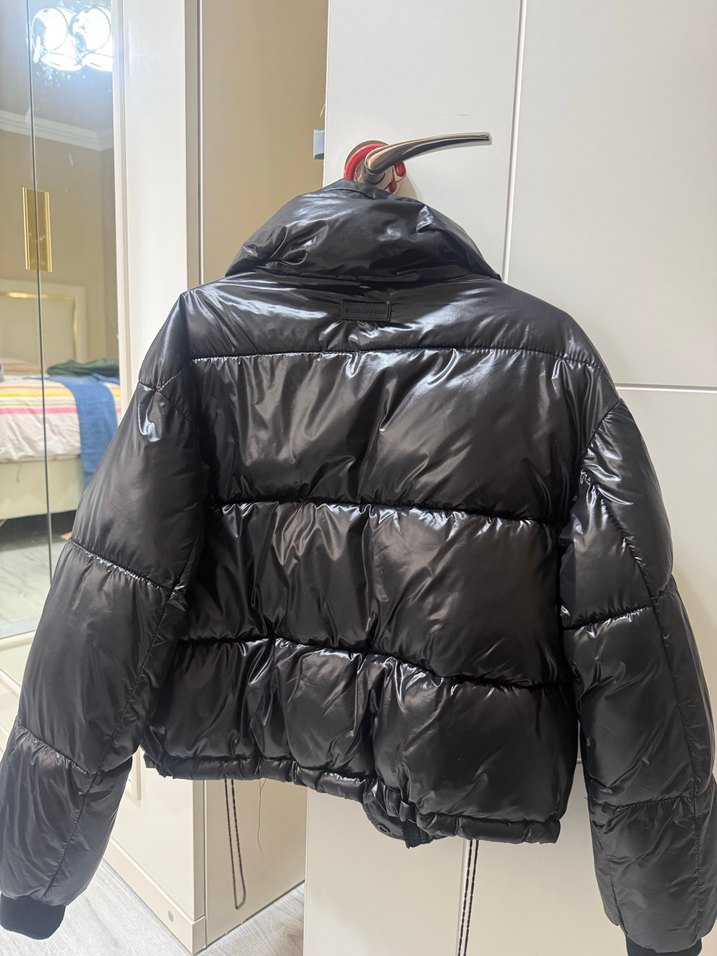 Stradivarius Siyah Kısa Şişme Mont - Görsel 2