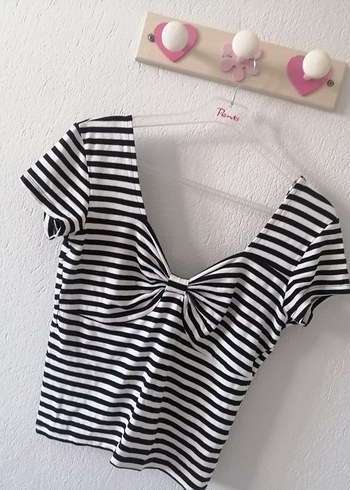 Dilvin V Yaka Fiyonklu Siyah Beyaz Çizgili Crop Top