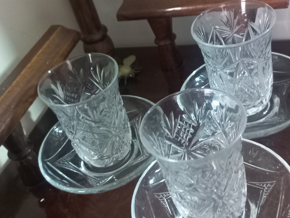 Kristal Desenli Çay Bardakları ve Tabağı Seti.   3adet - Görsel 2