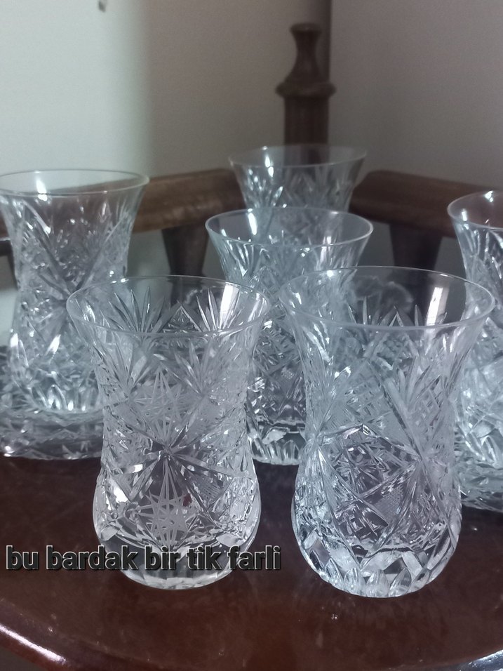 Kristal Desenli Çay Bardakları ve Tabağı - Görsel 3