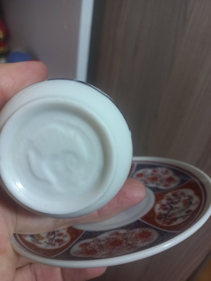 Kırmızı Desenli Seramik Fincan ve Tabağı.bardakta kiz figürü var - Görsel 2