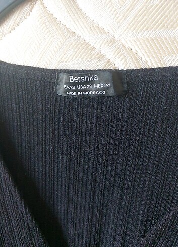 Bershka midi yırtmaçlı elbise.