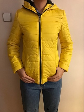 sarı şişme mont kareli gömlek