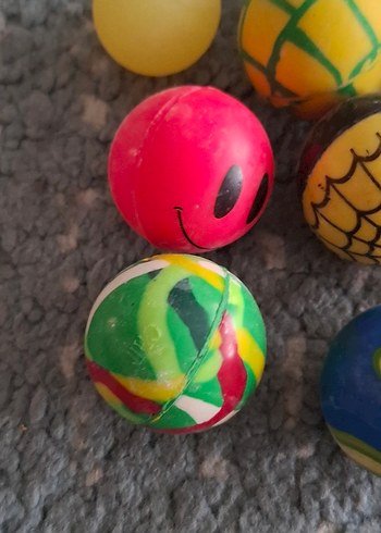 Çok Renkli Çeşitli Sıçrayan Toplar - Görsel 3