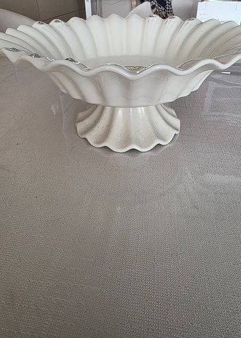 Ayaklı Beyaz Dalgalı Kenarlı Porselen Tabak - Görsel 3