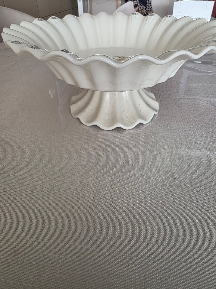 Ayaklı Beyaz Dalgalı Kenarlı Porselen Tabak - Görsel 3