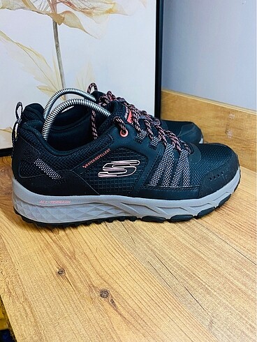 Skechers