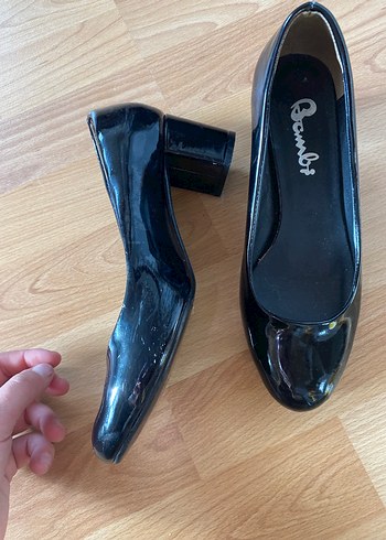 Parlak Siyah Bombi Topuklu Kadın Ayakkabı - Görsel 2