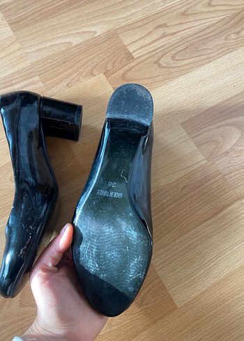 Parlak Siyah Bombi Topuklu Kadın Ayakkabı - Görsel 4