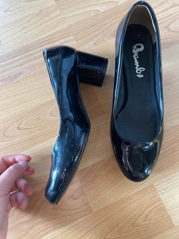 Parlak Siyah Bombi Topuklu Kadın Ayakkabı - Görsel 2