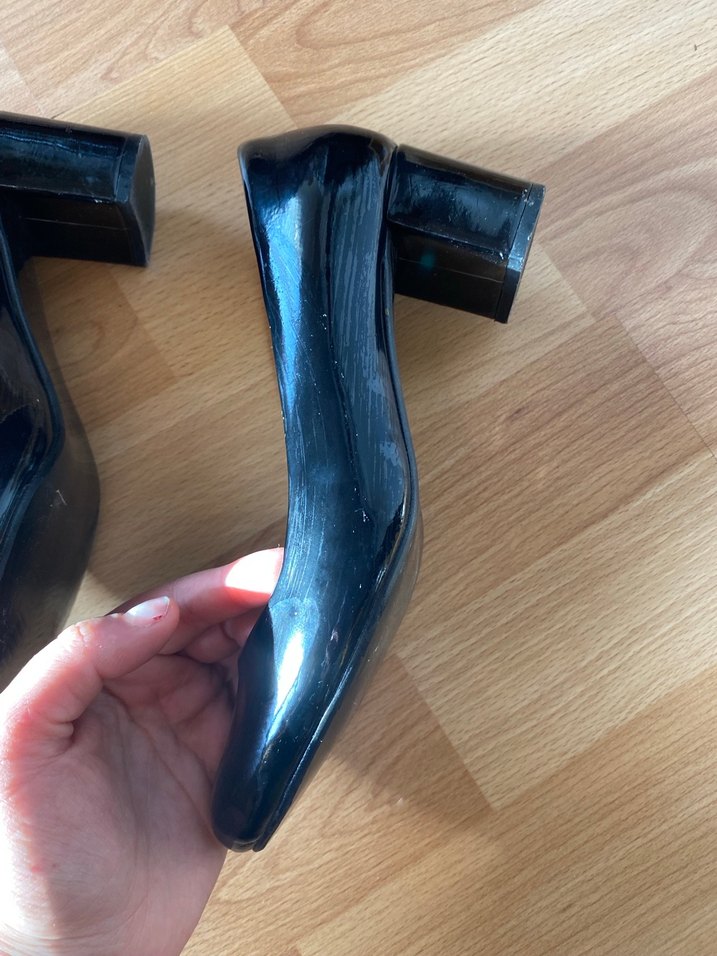 Parlak Siyah Bombi Topuklu Kadın Ayakkabı - Görsel 3