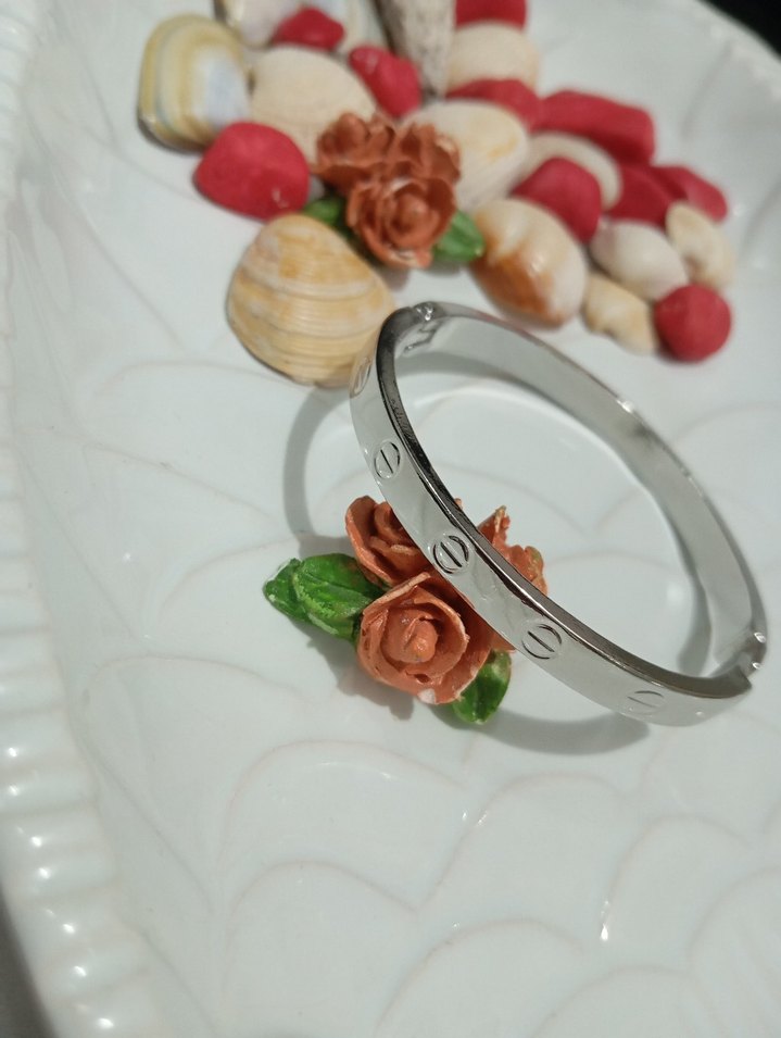 Altın Renkli Tokalı Kadın çelik cartier Bileklik - Görsel 3