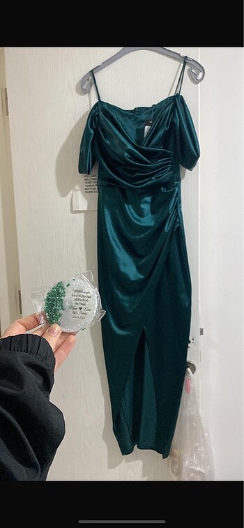 Diğer Zümrüt yeşili midi yırtmaçlı saten elbise