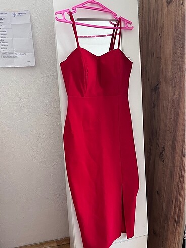 Kırmızı yırtmaçlı elbise