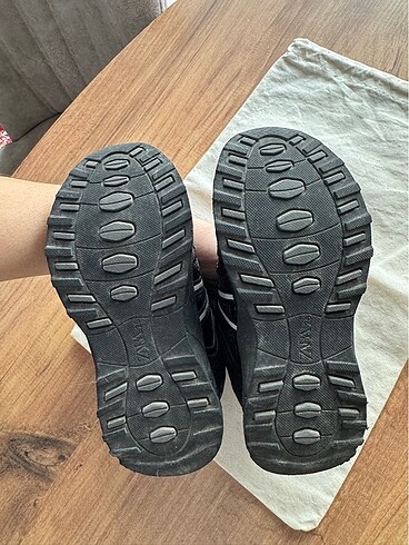 26 Beden siyah Renk Zara erkek çocuk spor ayakkabı