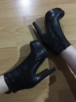 Yüksek topuklu siyah bot