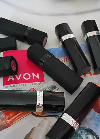 Beden kırmızı Renk Avon mat ruj