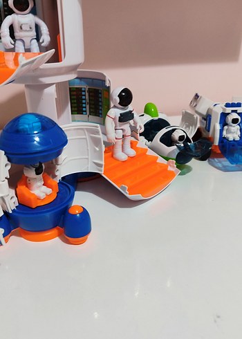 Renkli Uzay Temalı Aksiyon Figürleri